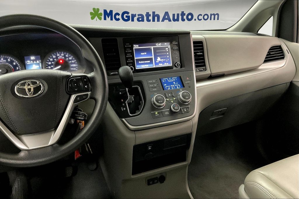 2020 Toyota Sienna L photo 7