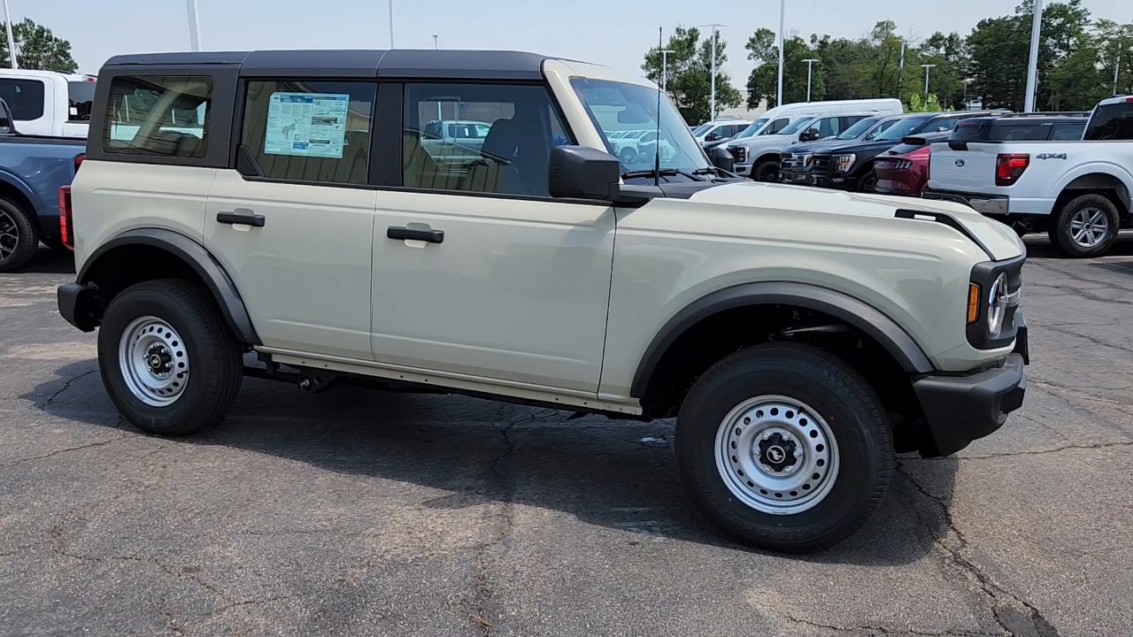 2025 Ford Bronco Base photo 11