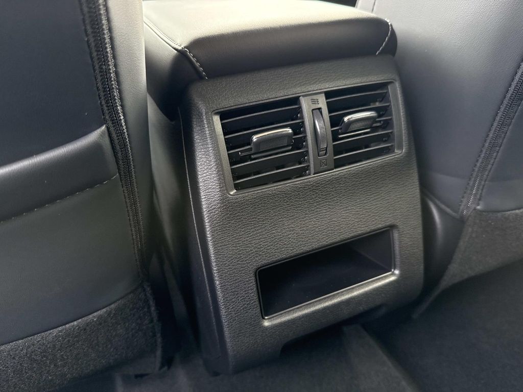 2025 Mitsubishi Outlander SE photo 16