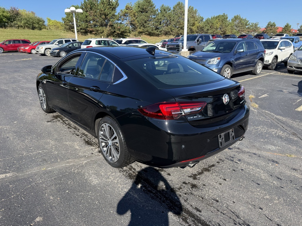 2018 Buick Regal Essence photo 2