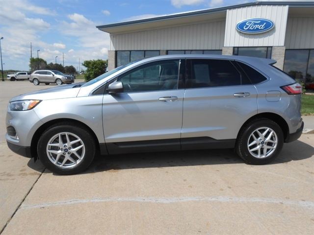 2022 Ford Edge SEL photo 2