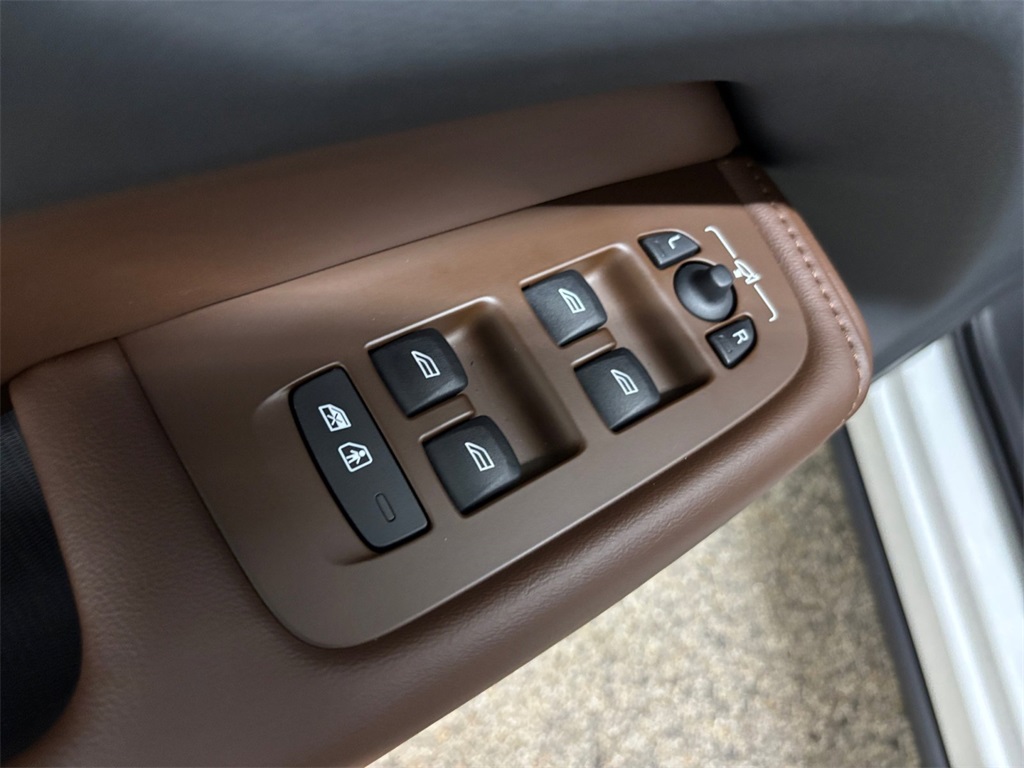 2023 Volvo XC60 B5 Plus photo 12