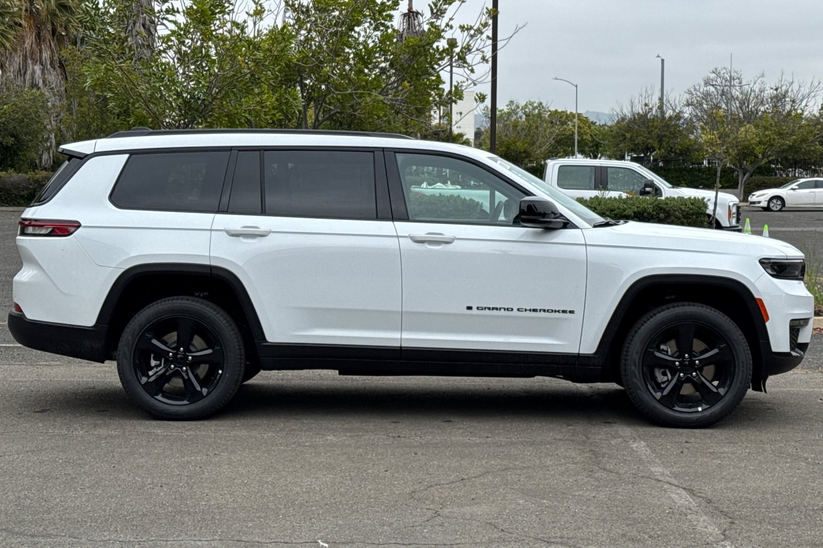 2025 Jeep Grand Cherokee Limited photo 2