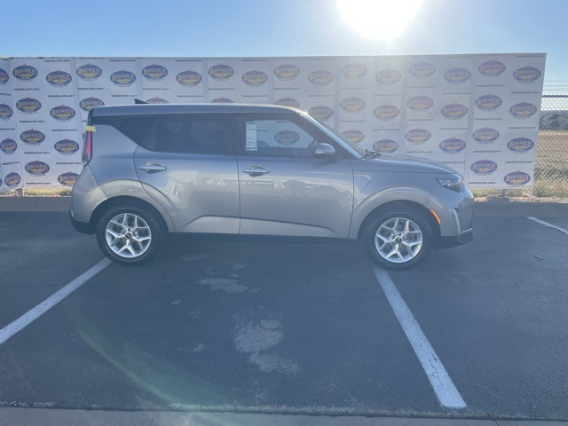 2023 Kia Soul LX's photo