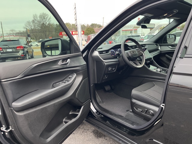 2025 Jeep Grand Cherokee Laredo X photo 2