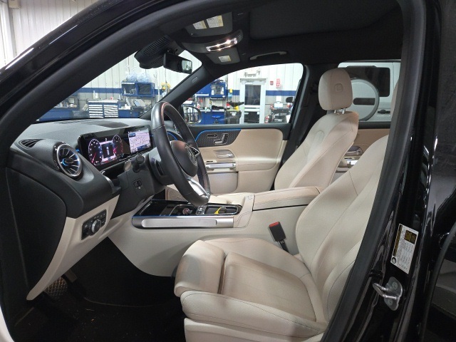 2025 Mercedes Benz GLB 250 photo 2