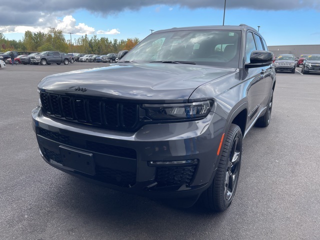 2025 Jeep Grand Cherokee Limited photo 2