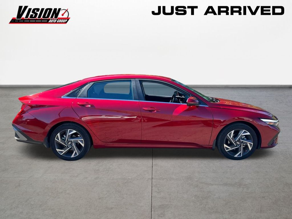 2024 Hyundai Elantra SEL Convenience photo 4