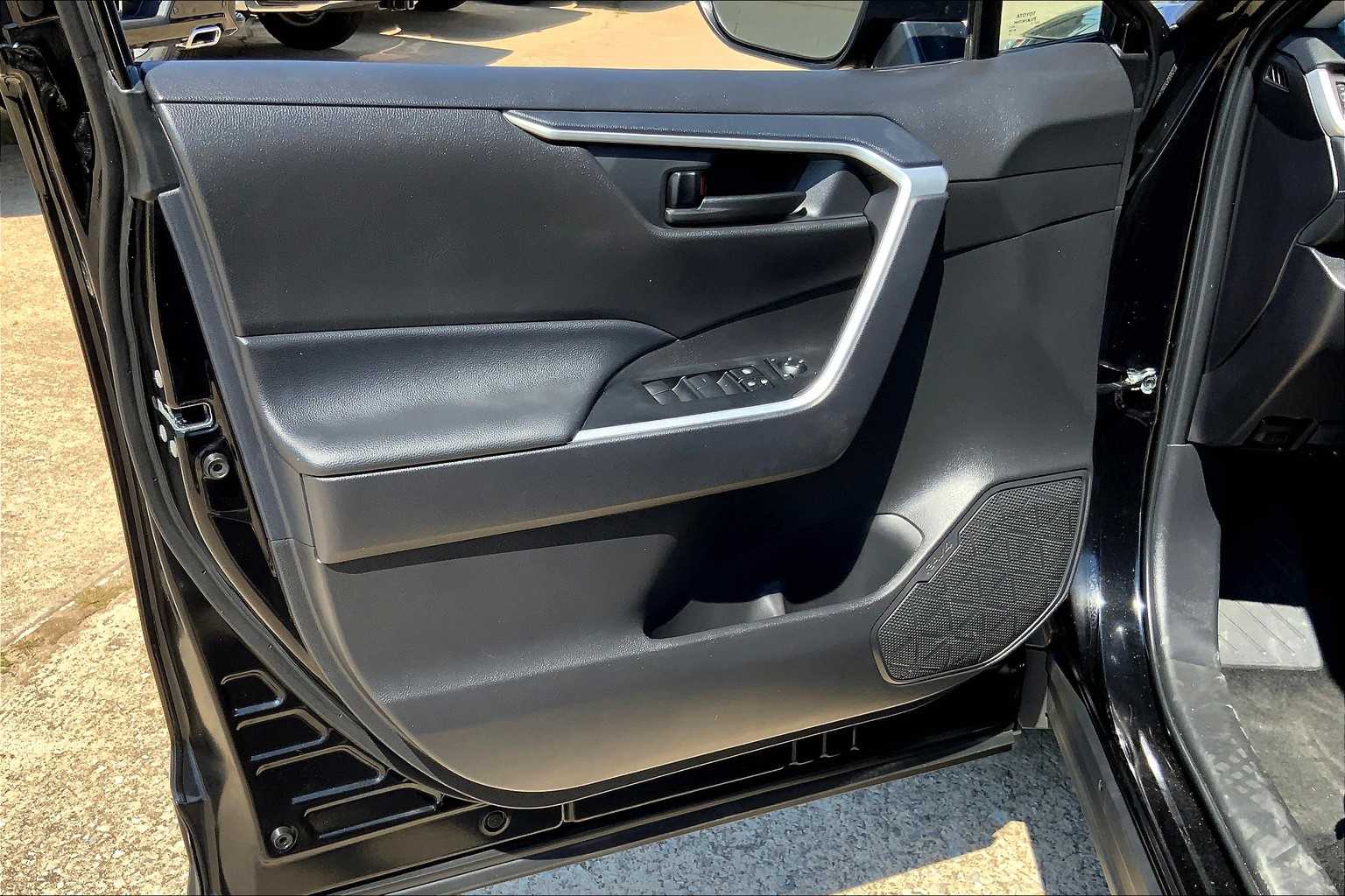 2025 Toyota RAV4 LE photo 18