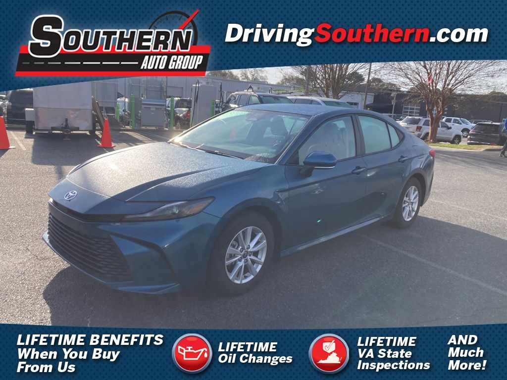 2025 Toyota Camry SE's photo