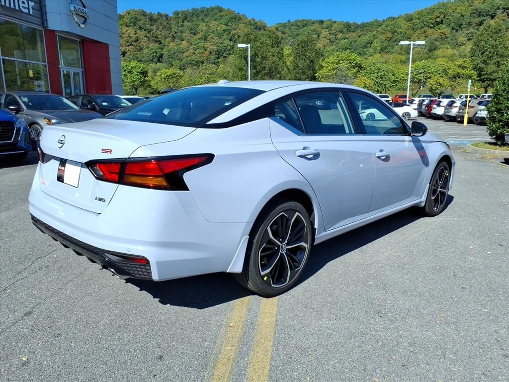 2025 Nissan Altima SR photo 3