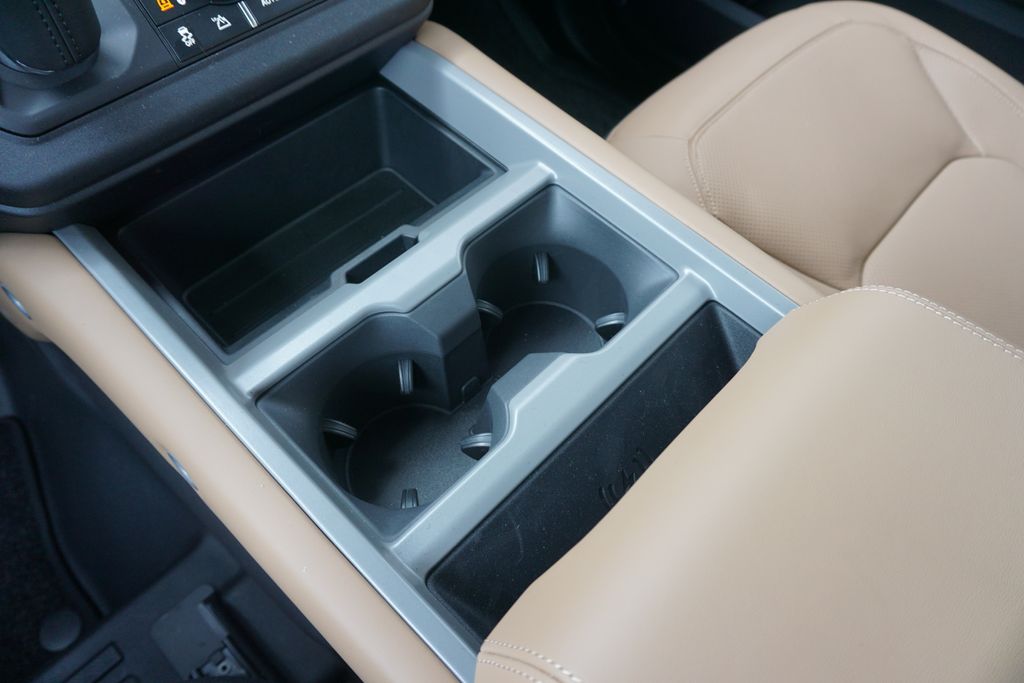 2025 Land Rover Defender 130 V8 photo 14