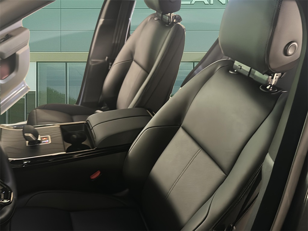 2026 Land Rover Range Rover Velar SE photo 8