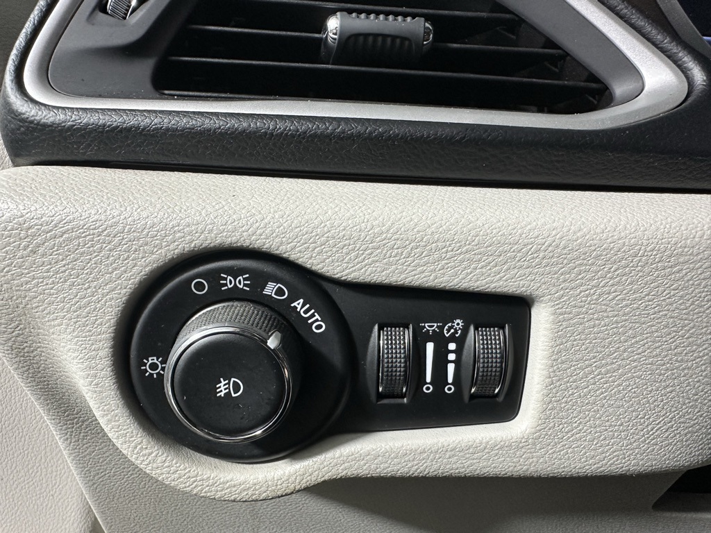 2018 Chrysler Pacifica Touring Plus photo 12