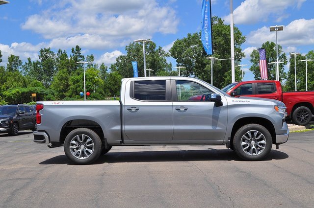 2025 Chevrolet Silverado 1500 LT photo 2