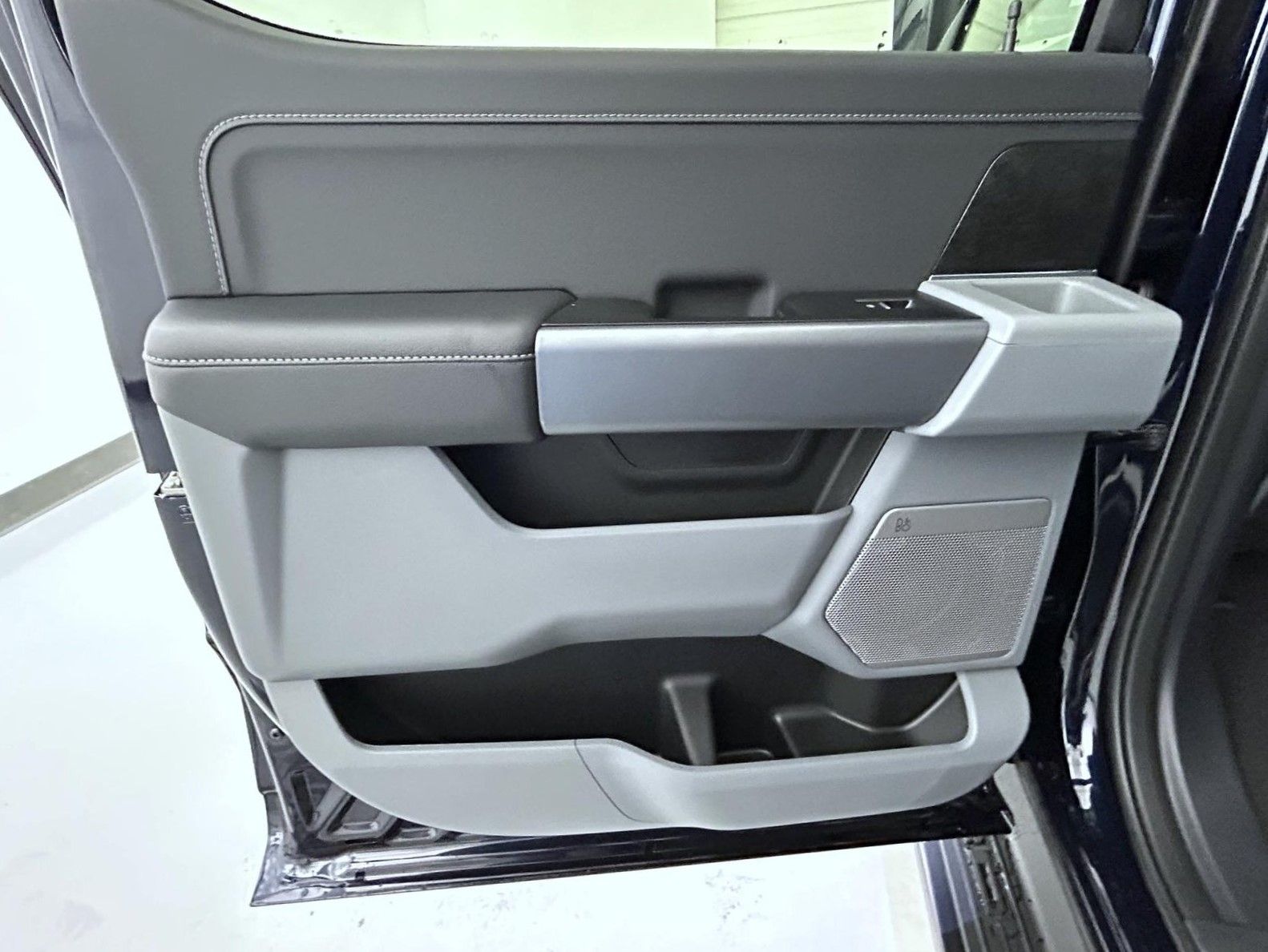 2025 Ford F-150 Lightning photo 17