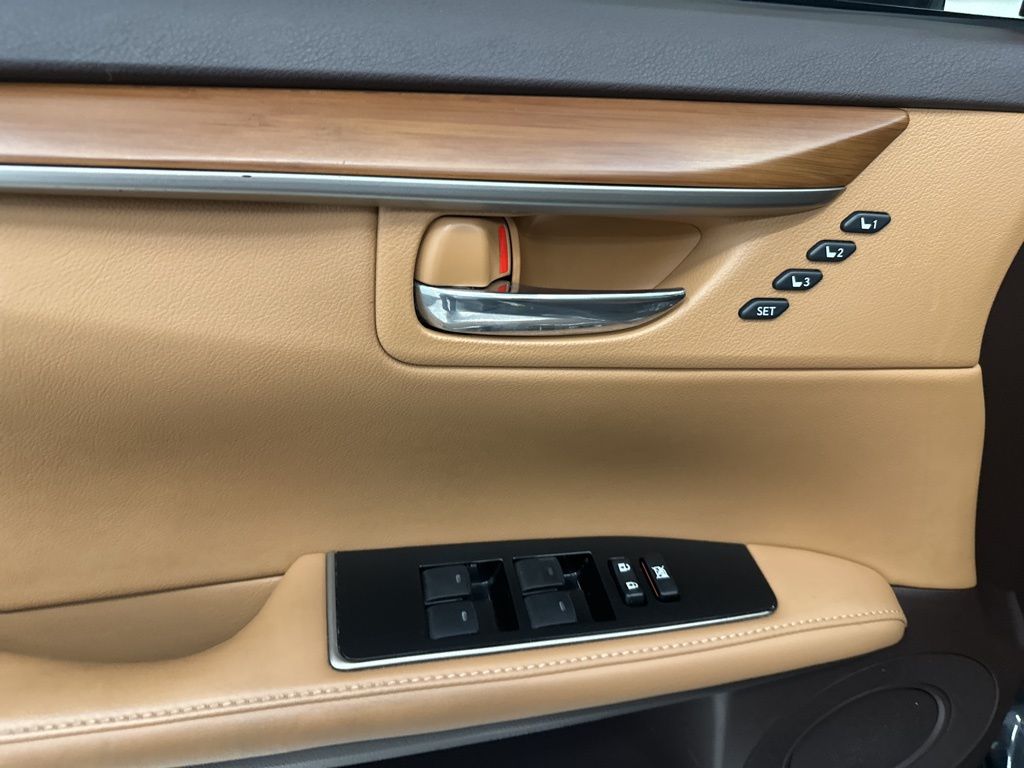 2016 Lexus ES 350 photo 11