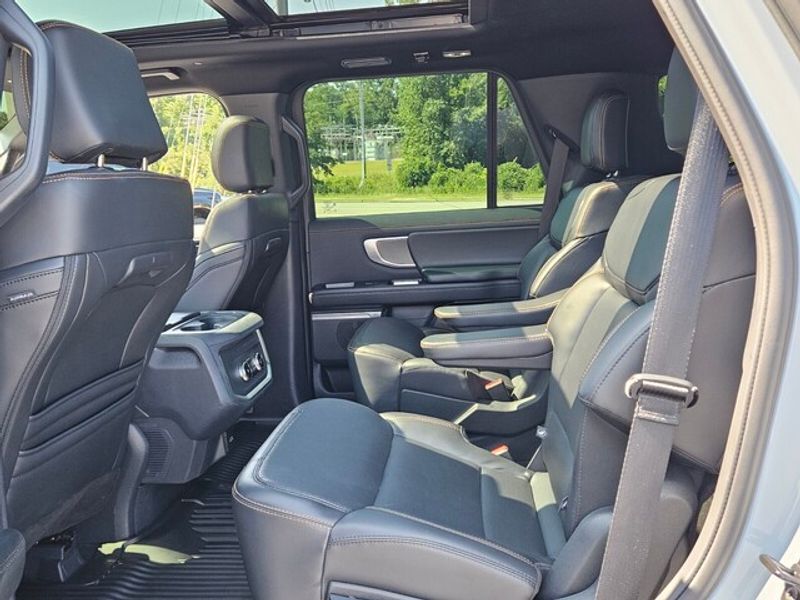 2025 Ford Expedition photo 3