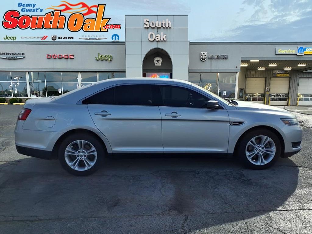 2017 Ford Taurus SE photo 2