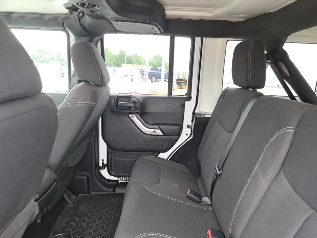 2016 Jeep Wrangler Unlimited Sahara photo 13