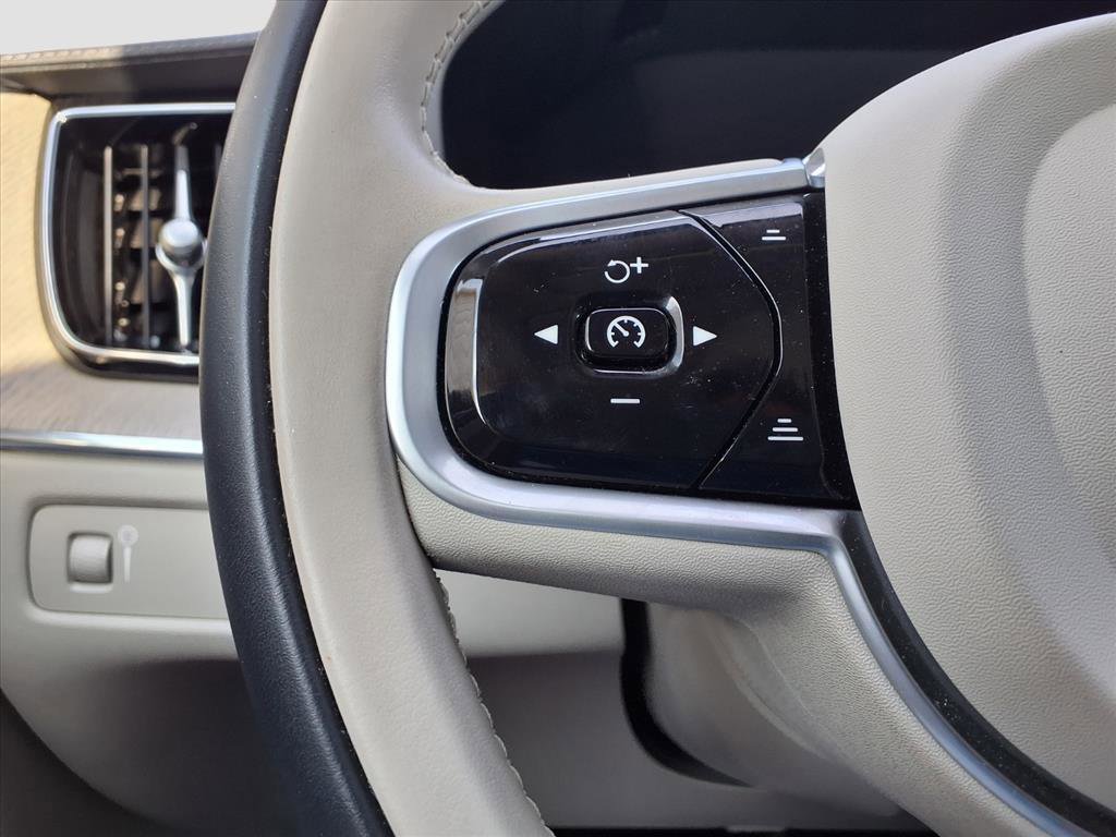 2022 Volvo XC60 B5 Inscription photo 23