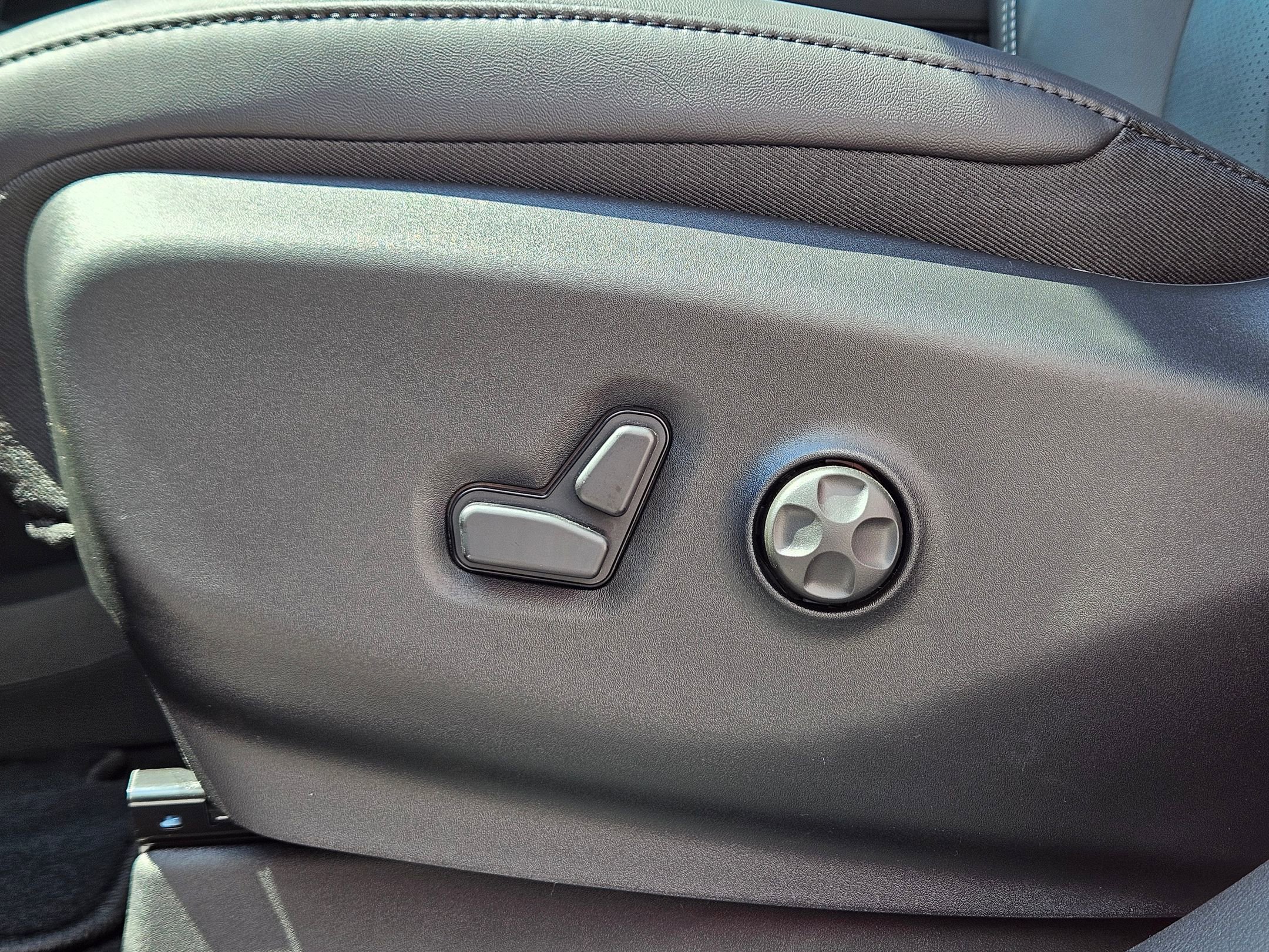 2026 Chrysler Pacifica photo 18