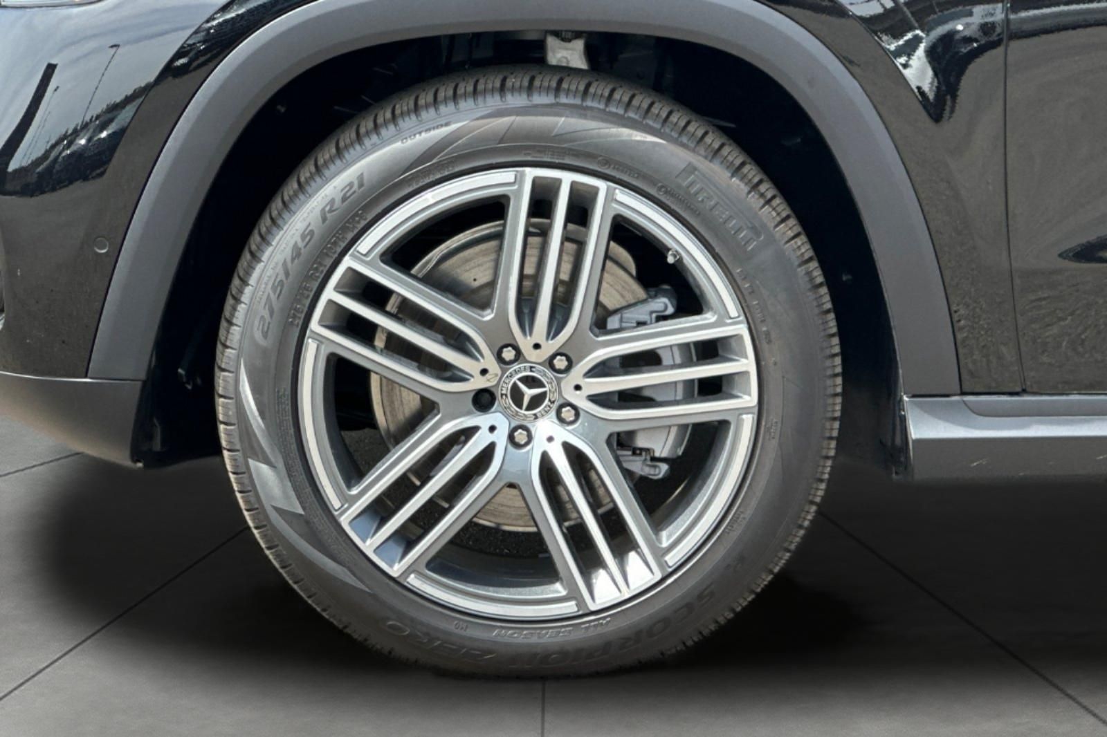 2025 Mercedes Benz GLS 450 4MATIC photo 4