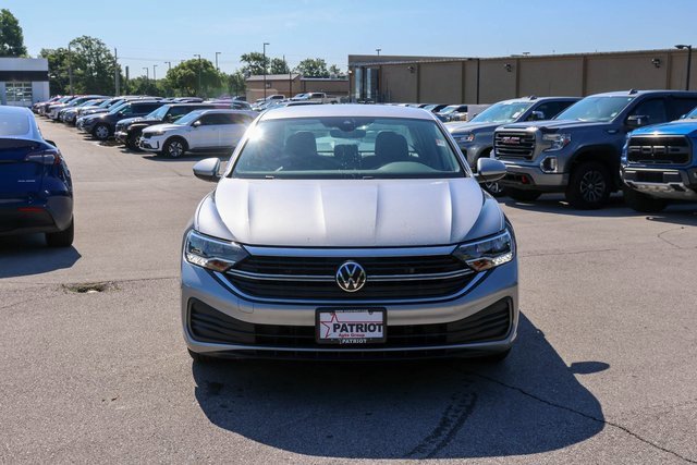 2024 Volkswagen Jetta SE photo 2