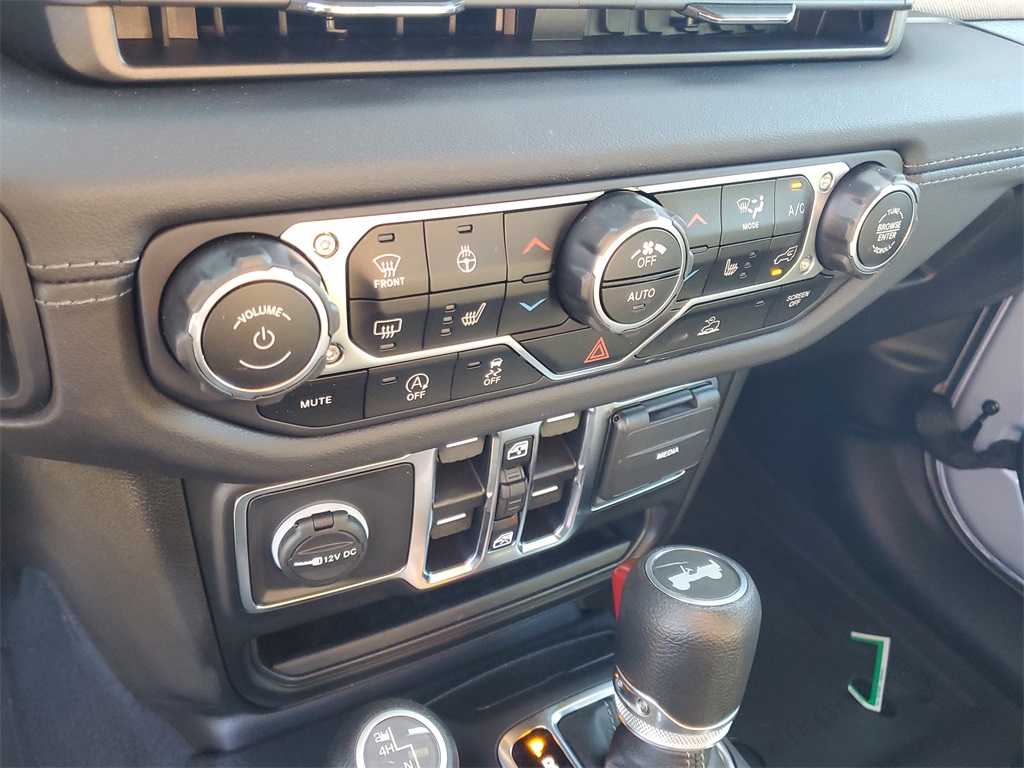 2024 Jeep Wrangler Sahara photo 21