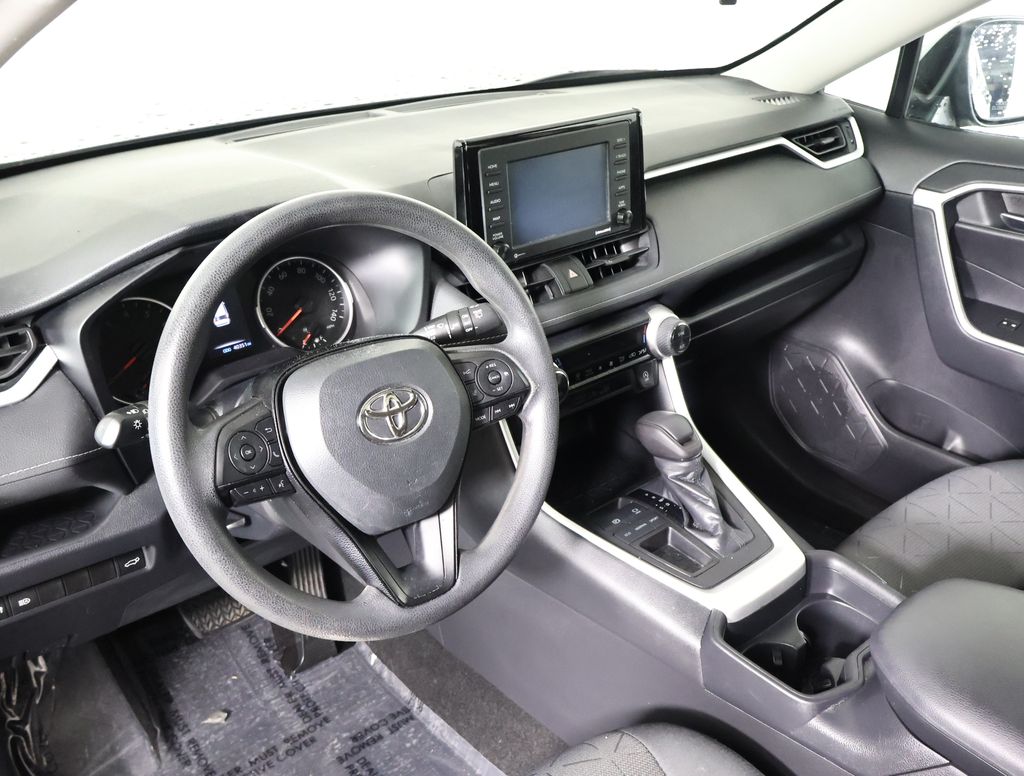 2020 Toyota RAV4 XLE photo 4
