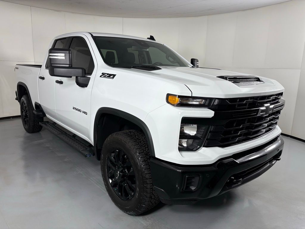 2025 Chevrolet Silverado 2500HD Custom photo 2