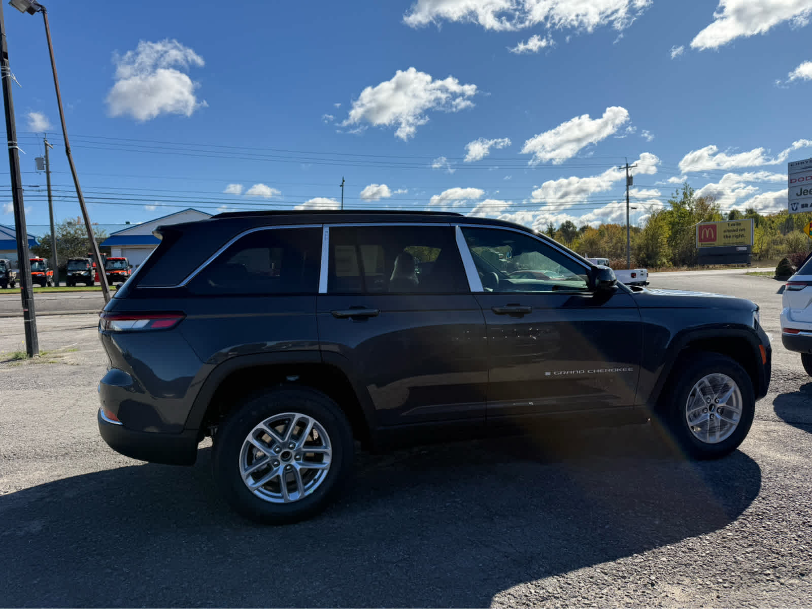 2025 Jeep Grand Cherokee Laredo X photo 2