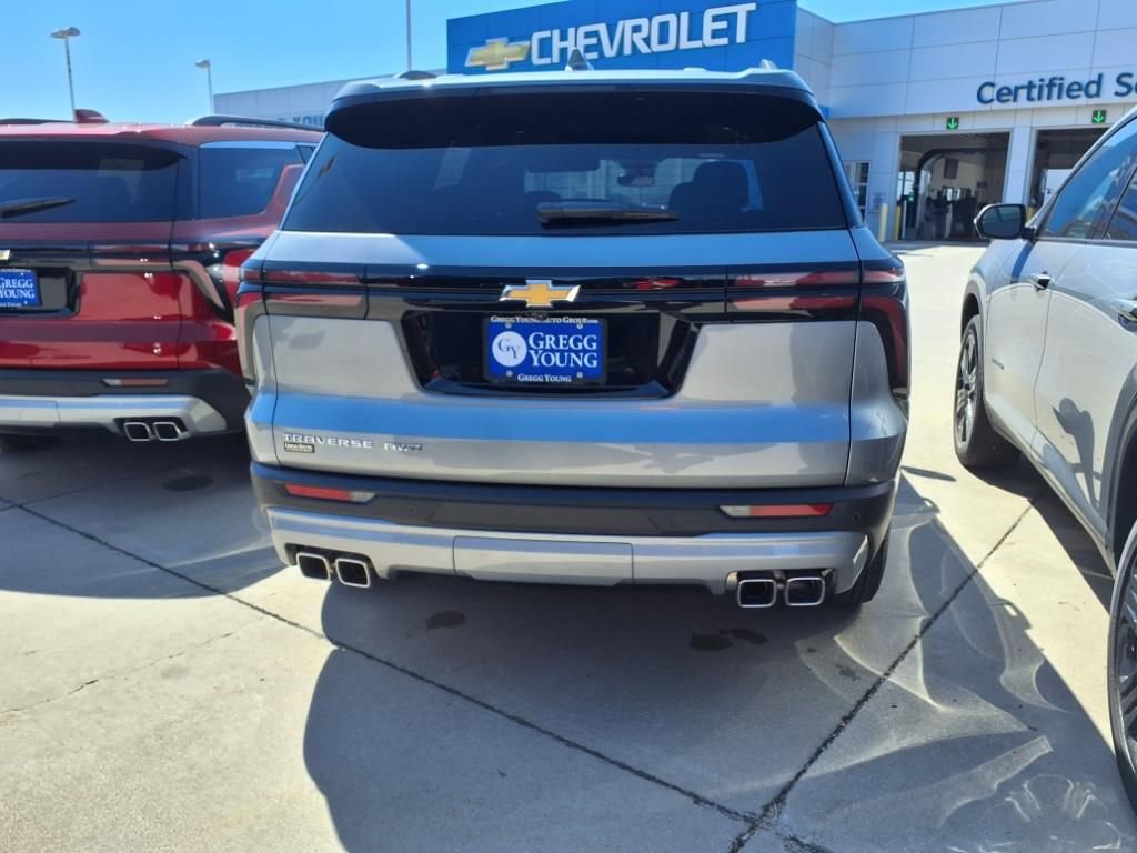 2025 Chevrolet Traverse photo 2
