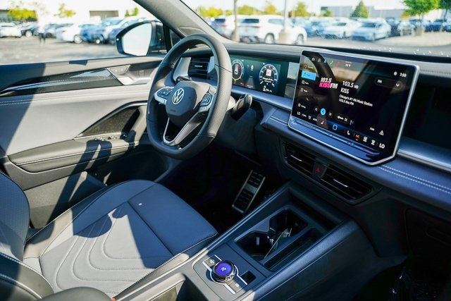 2025 Volkswagen Tiguan SE R-Line Black photo 40