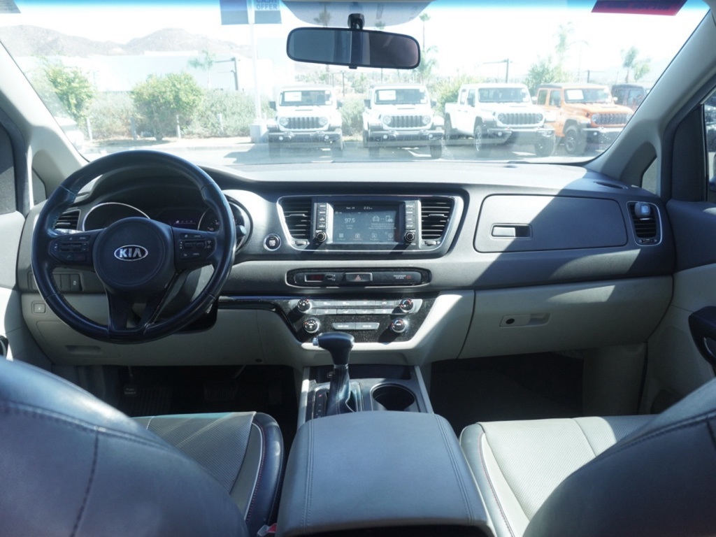 2017 Kia Sedona LX photo 24