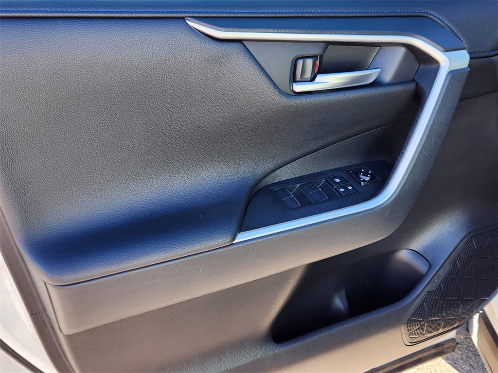 2020 Toyota RAV4 Hybrid XSE photo 6