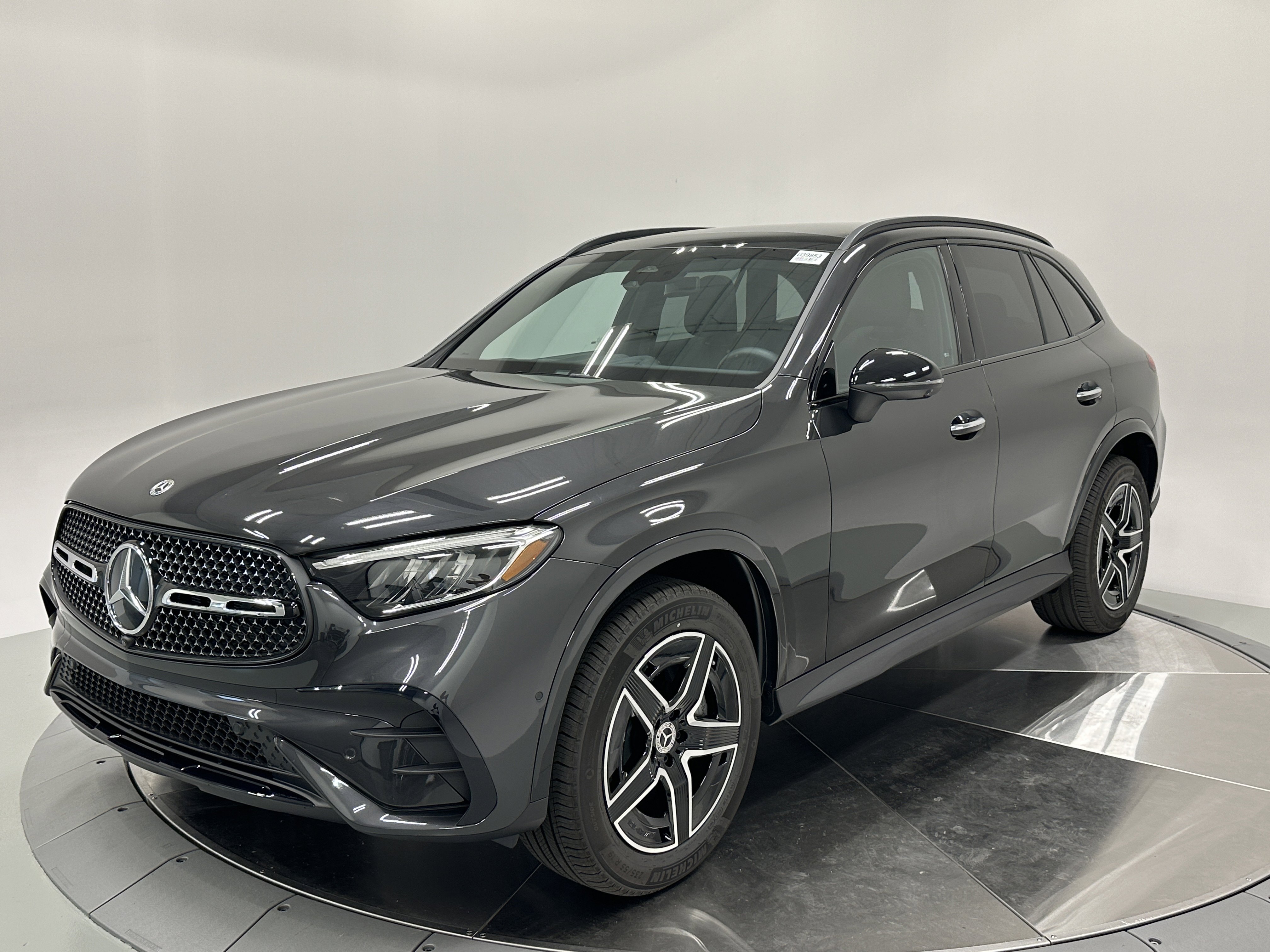 2025 Mercedes Benz GLC 300 photo 2
