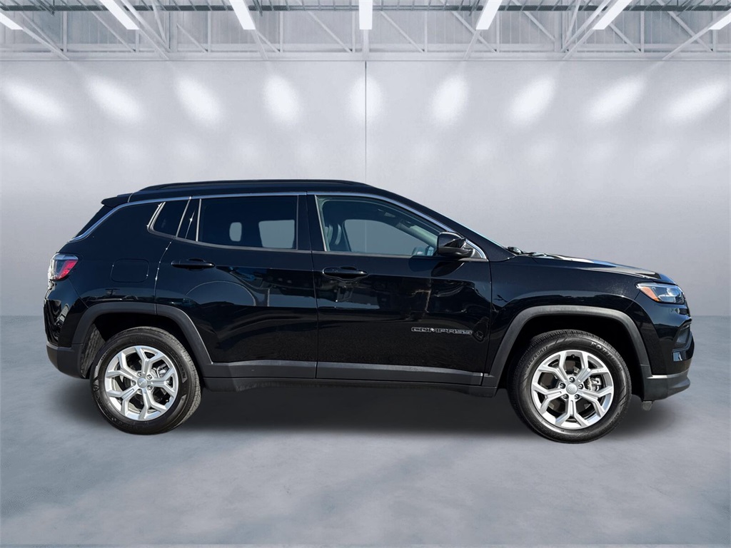 2024 Jeep Compass Latitude photo 3