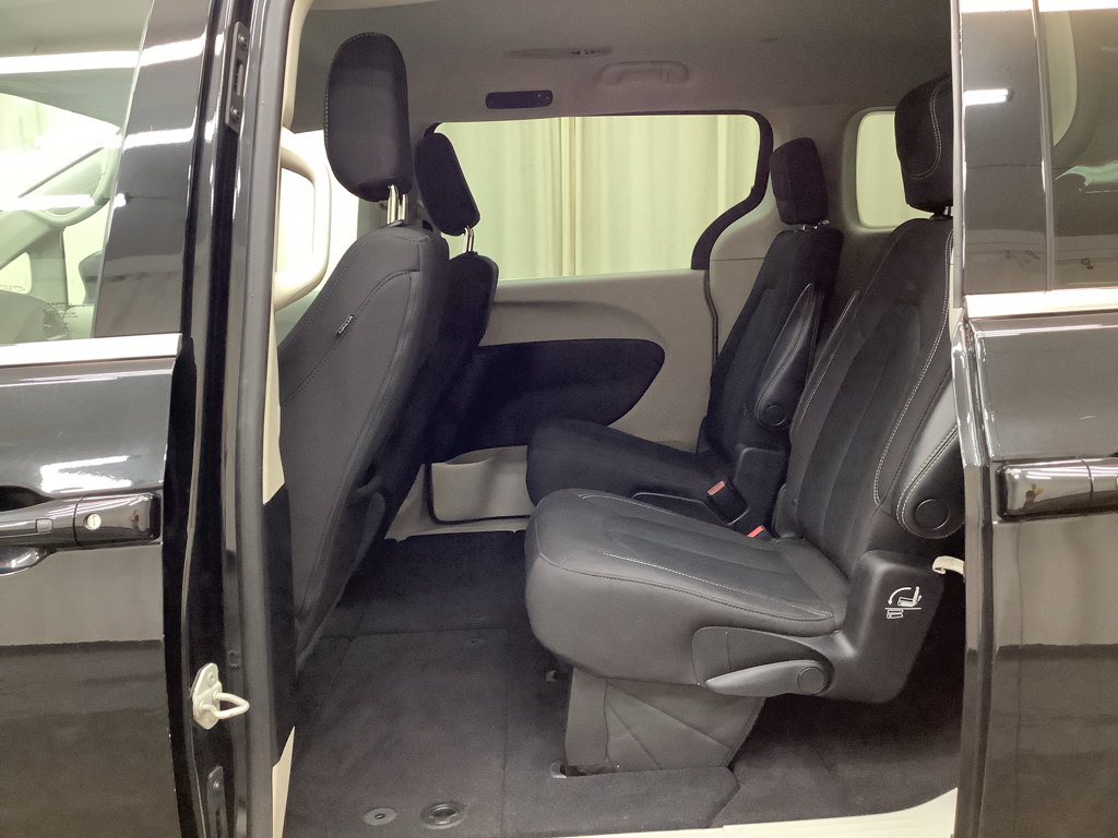 2022 Chrysler Voyager LX photo 11