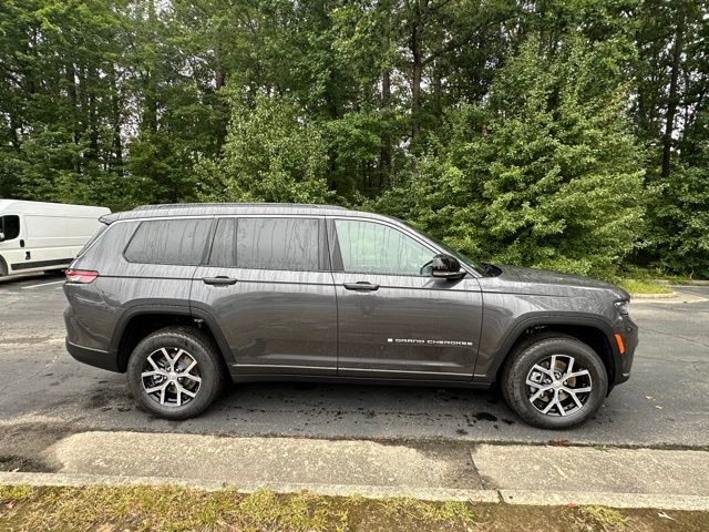 2025 Jeep Grand Cherokee Limited photo 3