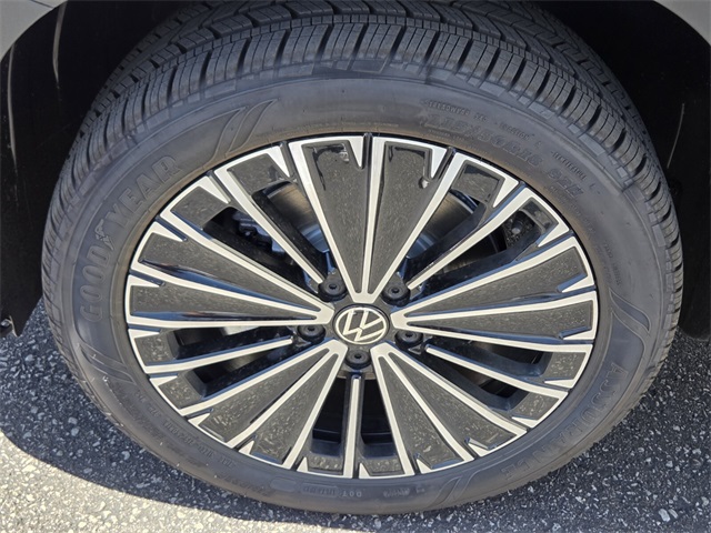 2025 Volkswagen Taos SE photo 5