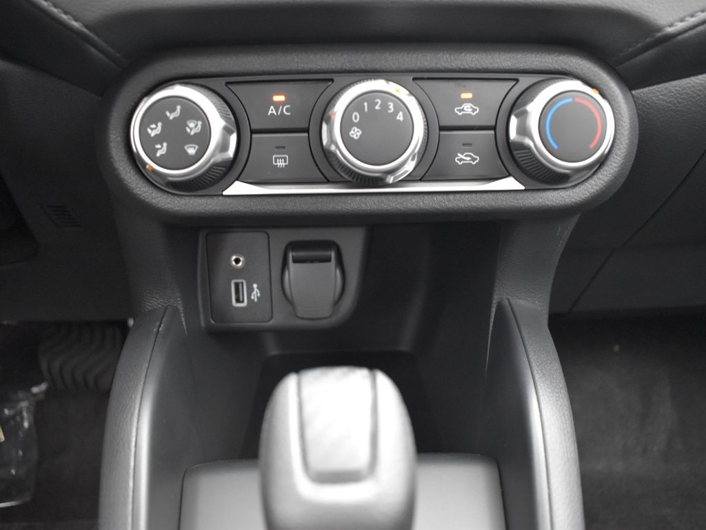 2025 Nissan Versa 1.6 S photo 11