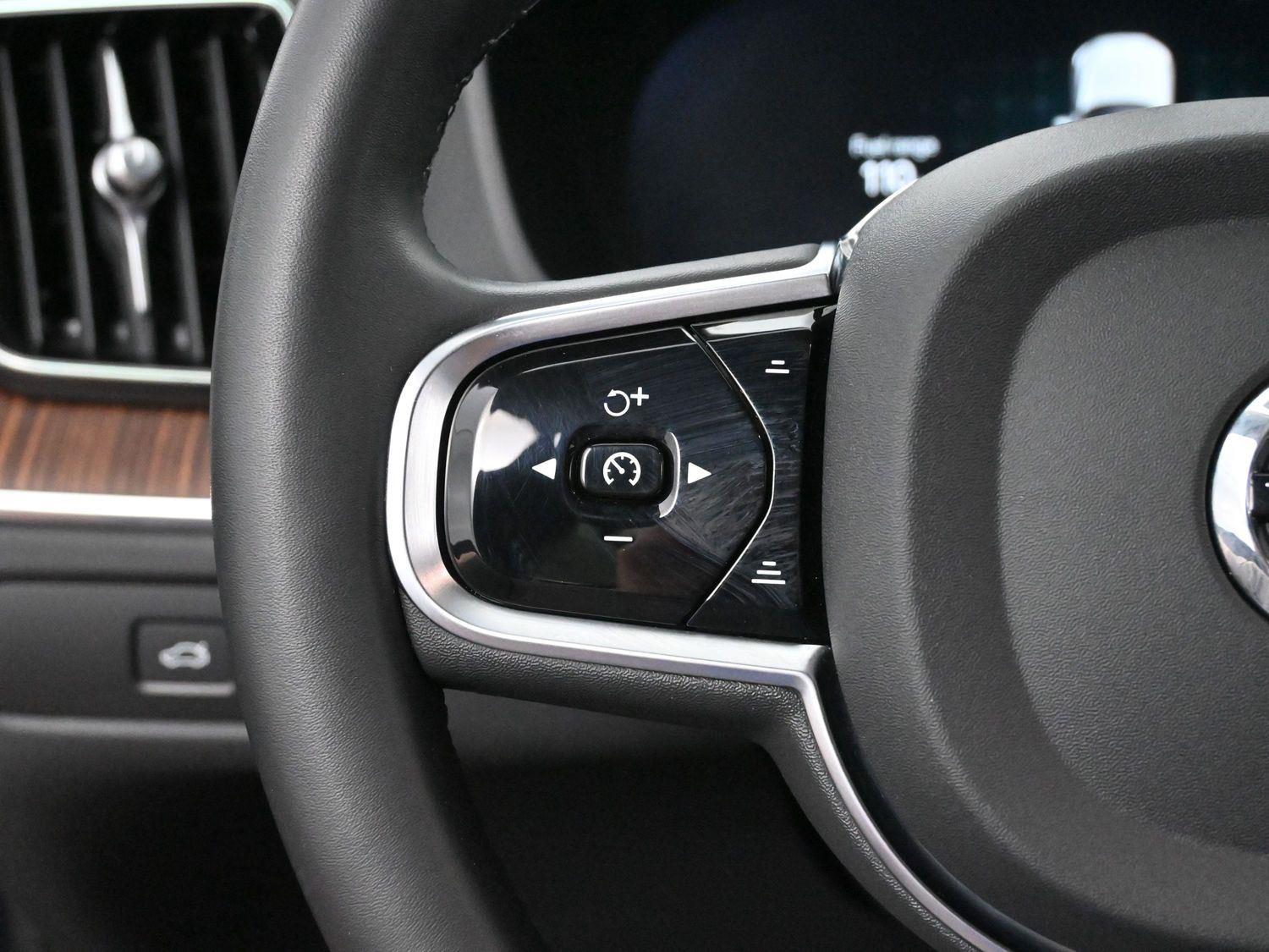 2024 Volvo XC60 Plus photo 17