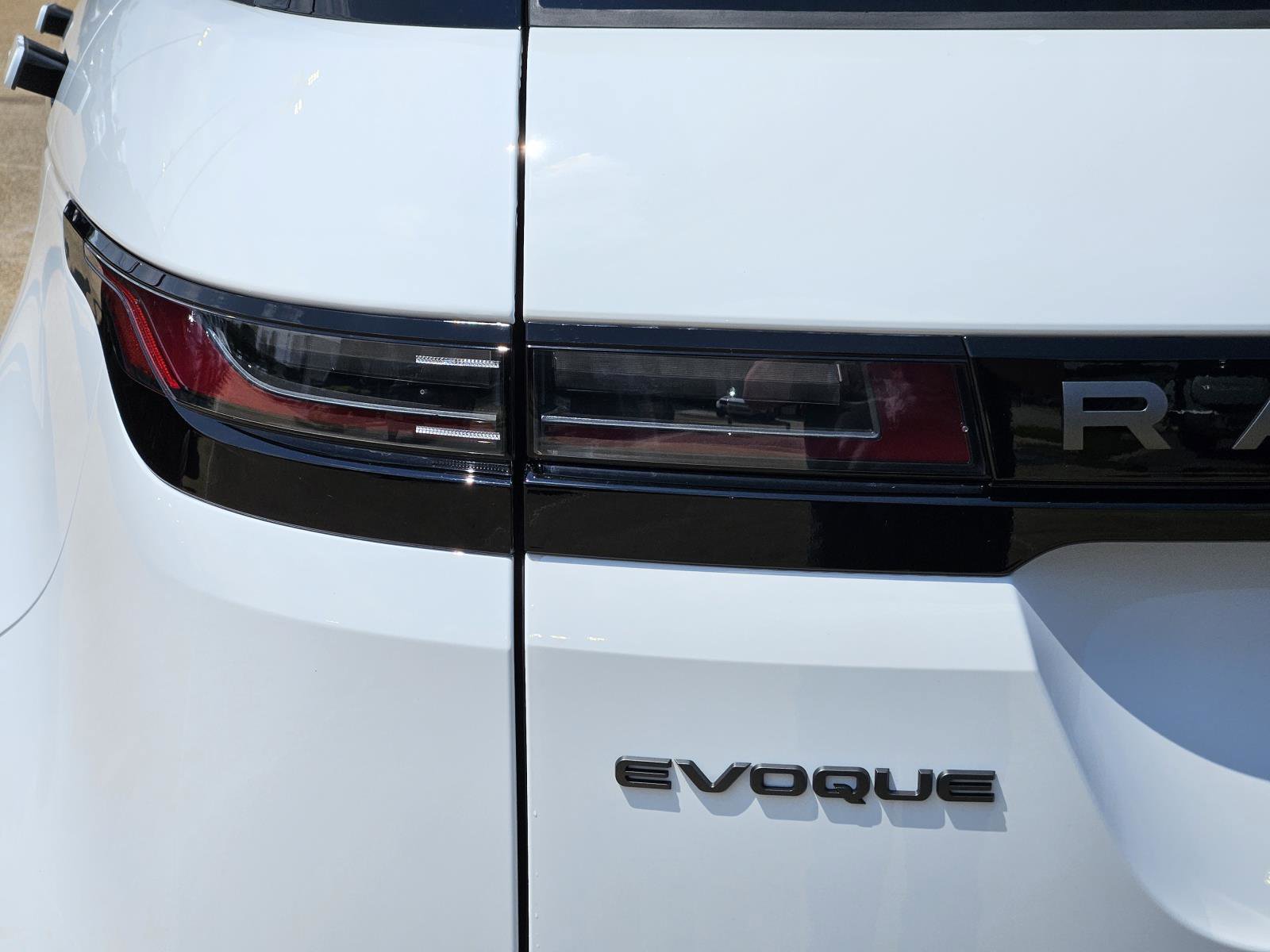 2026 Land Rover Range Rover Evoque Dynamic SE photo 5