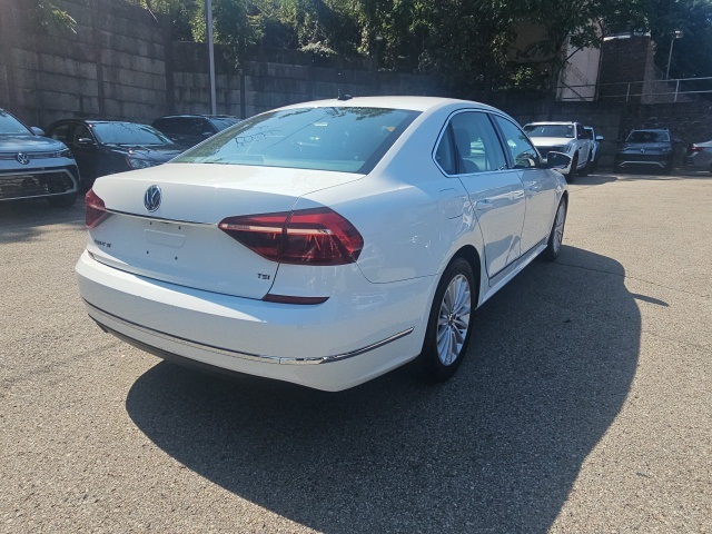 2017 Volkswagen Passat SE photo 3
