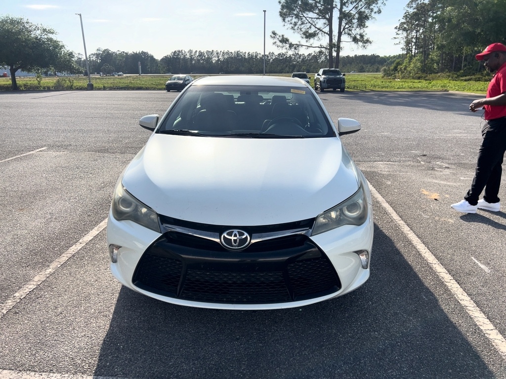 2015 Toyota Camry SE photo 3