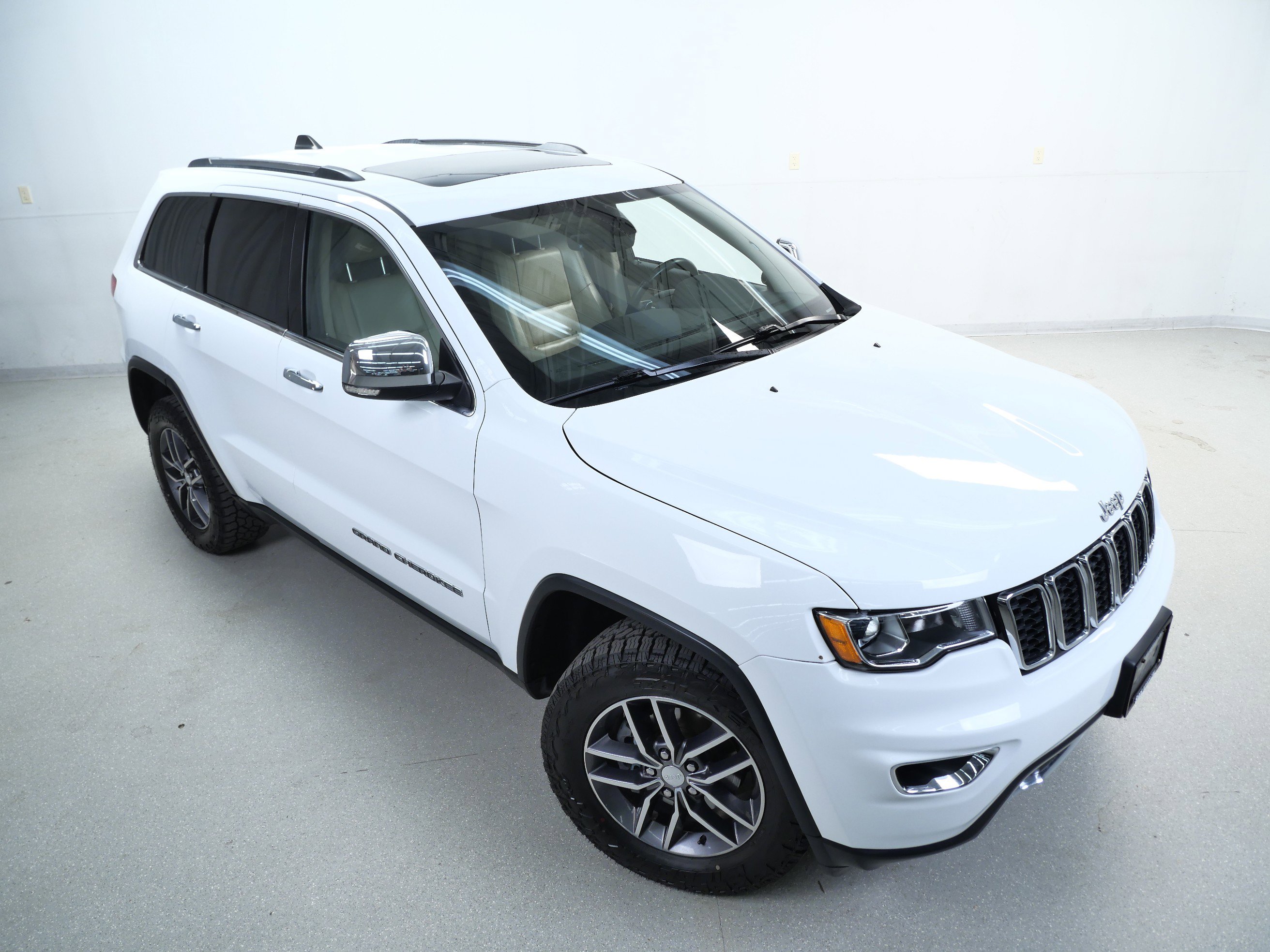 2017 Jeep Grand Cherokee Limited photo 3