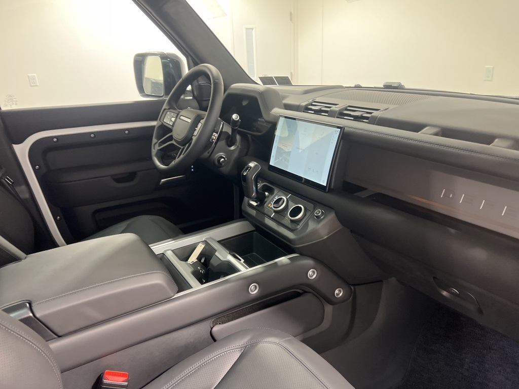 2025 Land Rover Defender 110 V8 photo 21