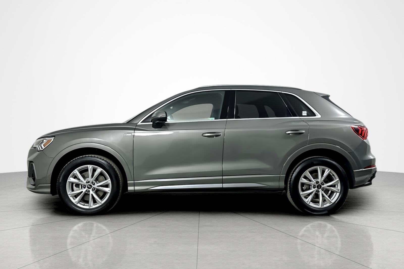 2024 Audi Q3 S line Premium 45 TFSI photo 2
