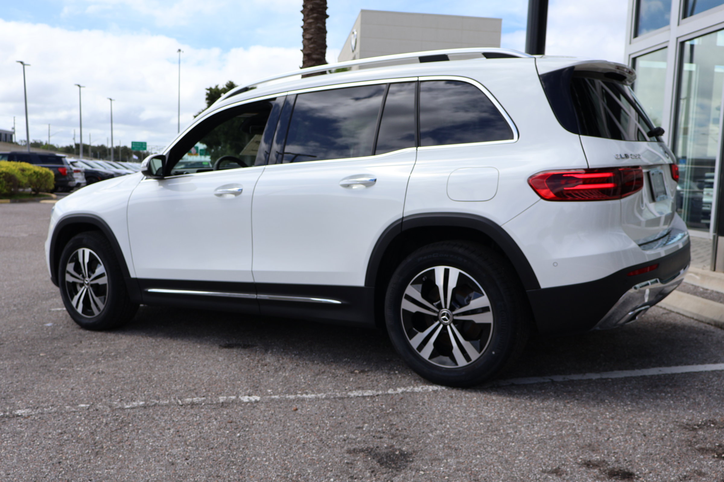 2025 Mercedes Benz GLB 250 photo 3